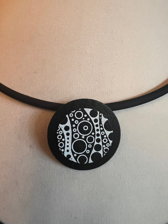 Marleen Burger - Hanger aan spang - Black/white rond