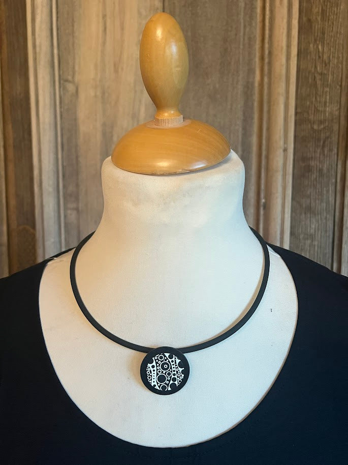 Marleen Burger - Hanger aan spang - Black/white rond