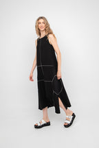 Ozai N Ku - Mouwloze midi-jurk met contrasterende stiksels - Zwart