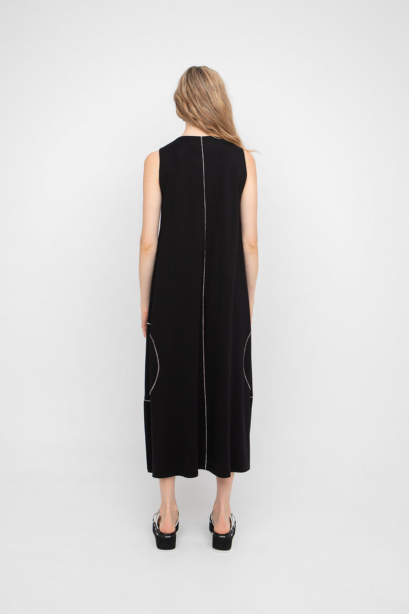 Ozai N Ku - Mouwloze midi-jurk met contrasterende stiksels - Zwart