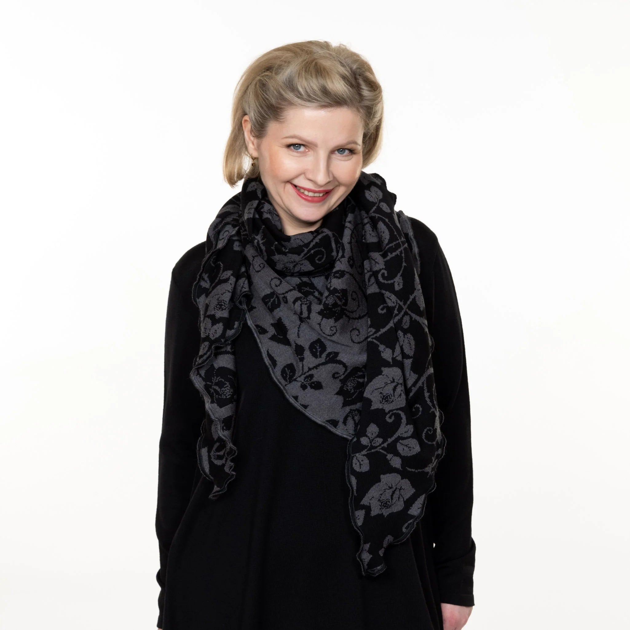 Invero Rosenmuster - Driehoekige Merino omslagdoek Aurora 100% wol - Schwarz/Stone