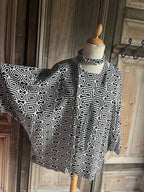 Geesje Sturre - Bloes met sjaaltje - Black White