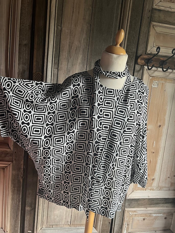 Geesje Sturre - Bloes met sjaaltje - Black White