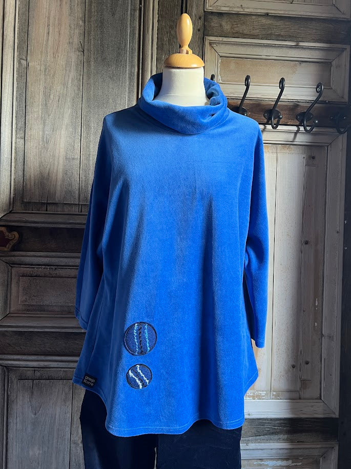 Geesje Sturre - Trui met losvallende col  - kleur 724 Koningsblauw