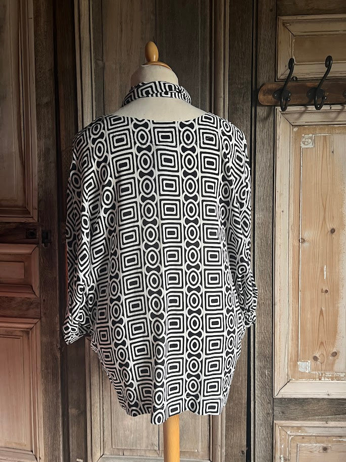 Geesje Sturre - Bloes met sjaaltje - Black White