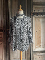 Geesje Sturre - Bloes met sjaaltje - Black White