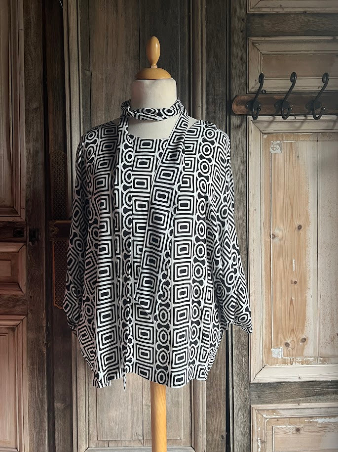 Geesje Sturre - Bloes met sjaaltje - Black White