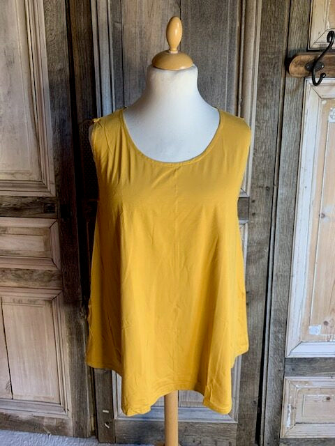 Normal Crazy - Basic Mouwloze Top Aline kleur  Mustard