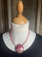 Kazuri ketting  rond donkerrood mix