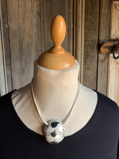 Kazuri ketting  rond zwart/wit