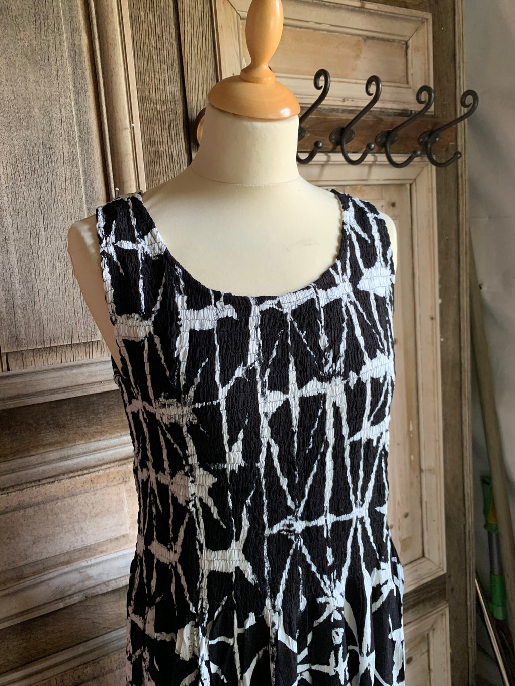 Normal Crazy - Mouwloze Dress Eva met gesmokt lijfje - Black White