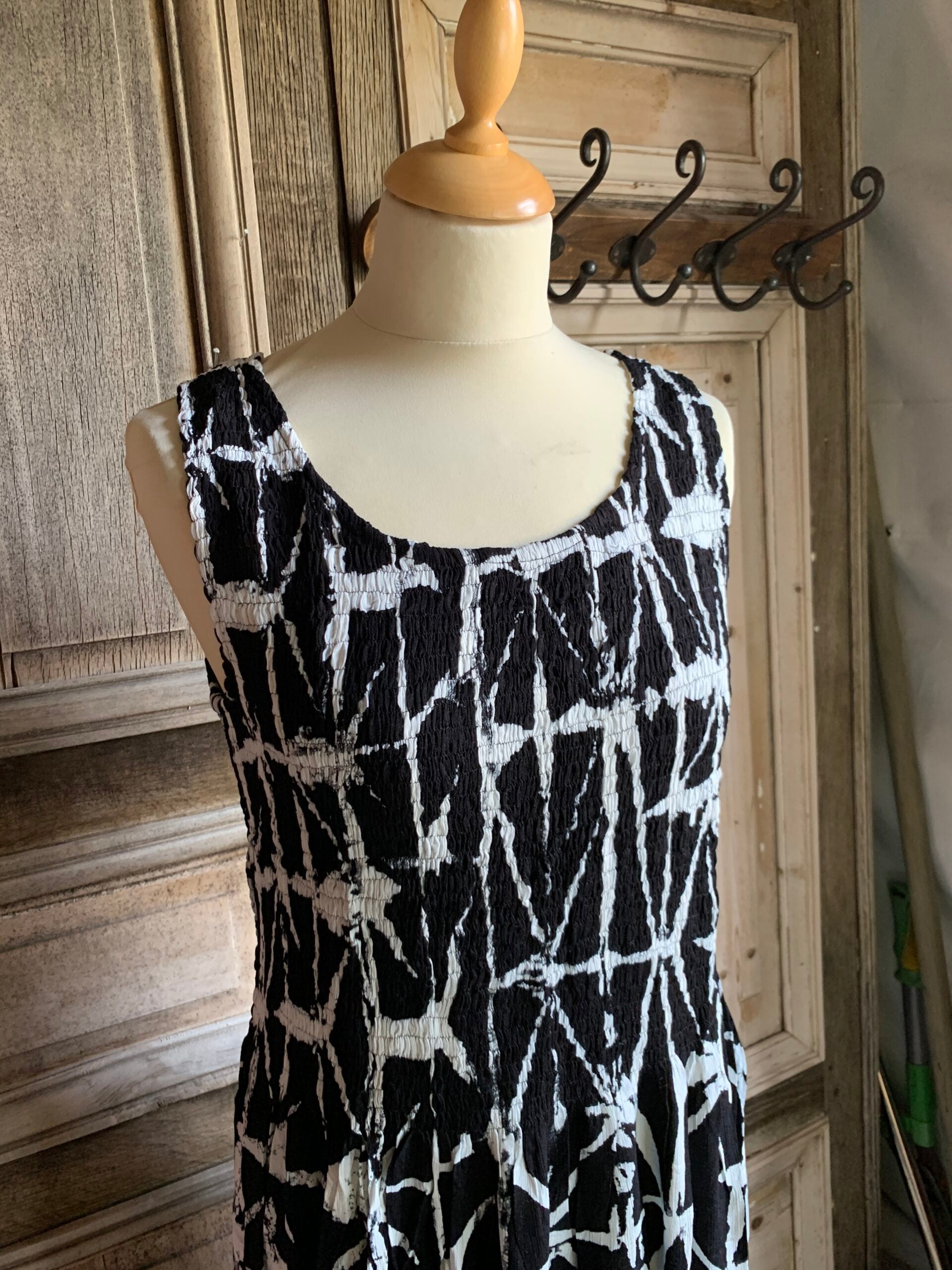 Normal Crazy - Mouwloze Dress Eva met gesmokt lijfje - Black White