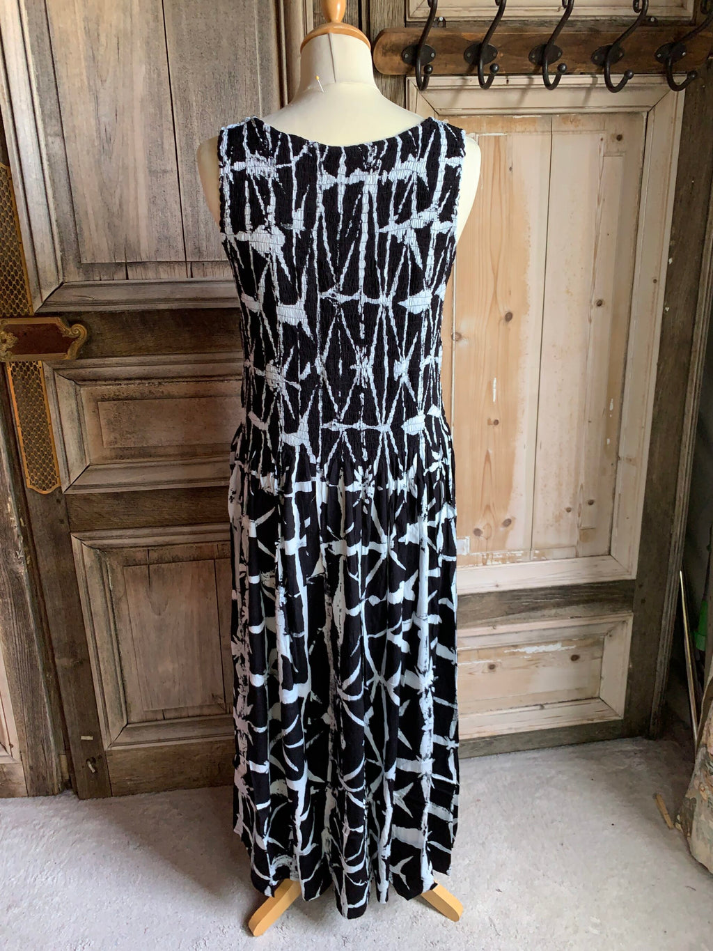 Normal Crazy - Mouwloze Dress Eva met gesmokt lijfje - Black White