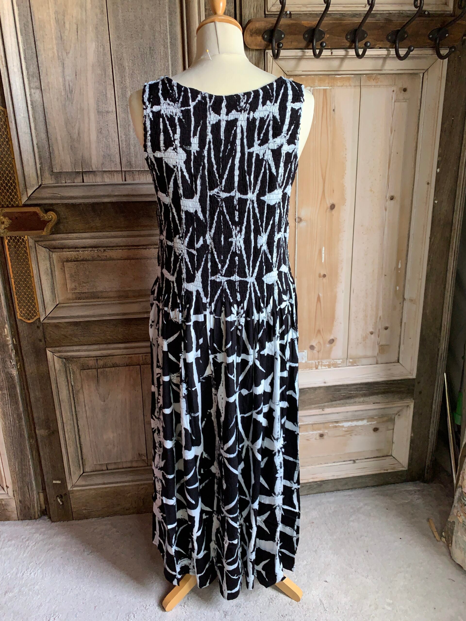 Normal Crazy - Mouwloze Dress Eva met gesmokt lijfje - Black White