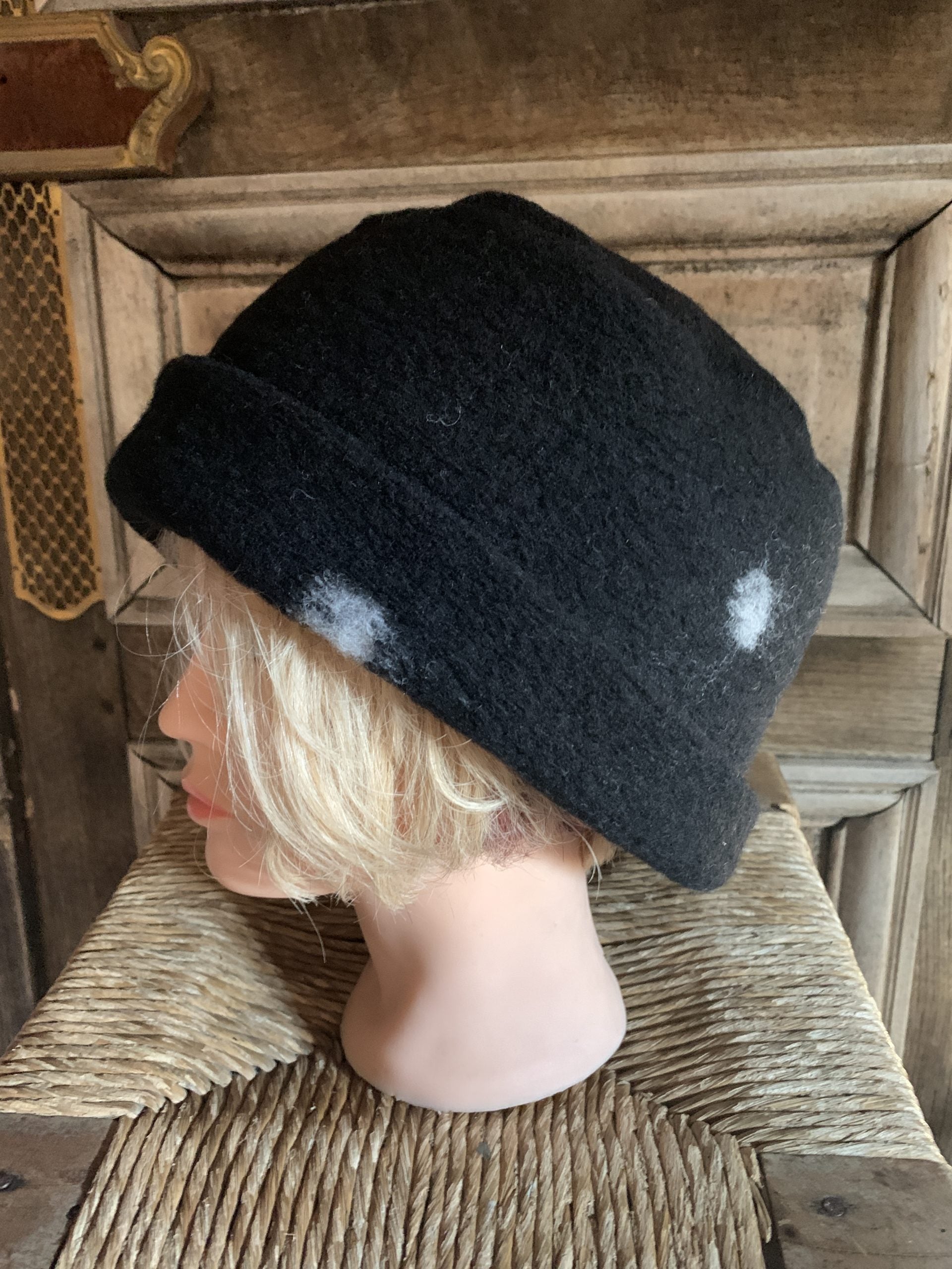 Aino - Black/white Hat Pilko - zwart met witte stip *