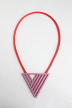 Trijn sieraden - Ketting Bauhaus driehoek (#K24-36) - Rood/Roze Rood/Magenta