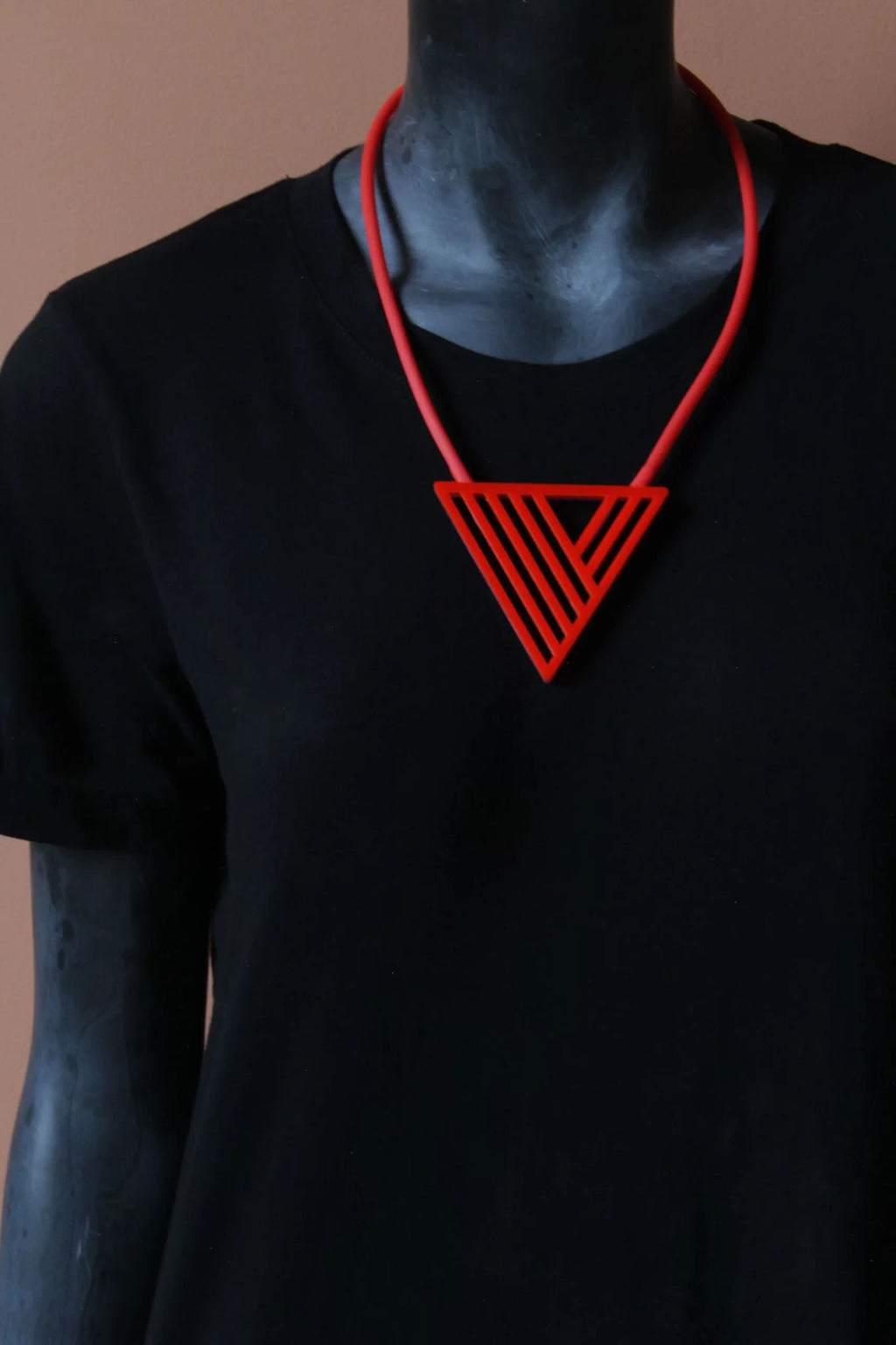 Trijn sieraden - Ketting Bauhaus driehoek (#K24-36) - Rood/Roze Rood/Magenta