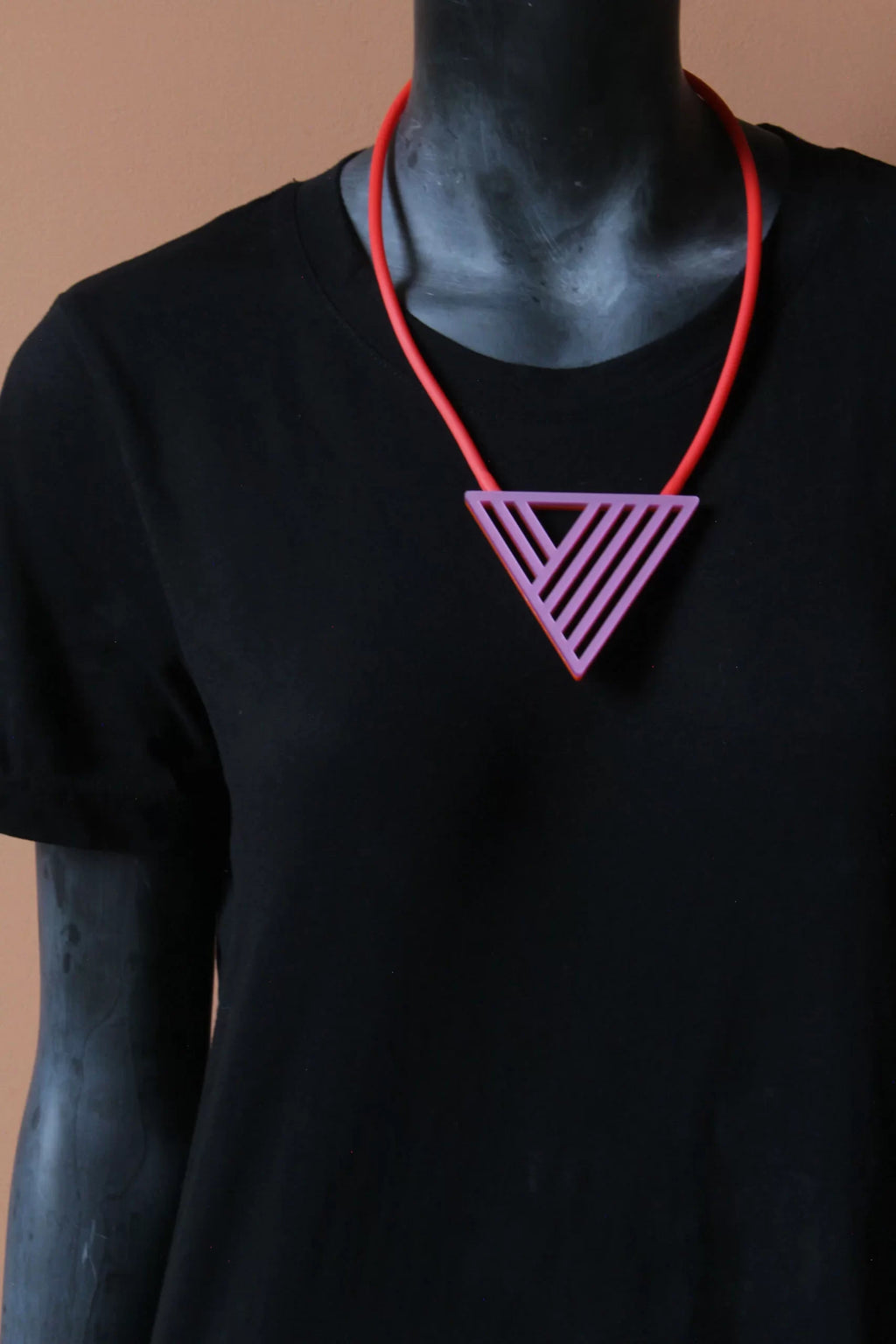 Trijn sieraden - Ketting Bauhaus driehoek (#K24-36) - Rood/Roze Rood/Magenta
