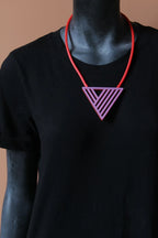 Trijn sieraden - Ketting Bauhaus driehoek (#K24-36) - Rood/Roze Rood/Magenta