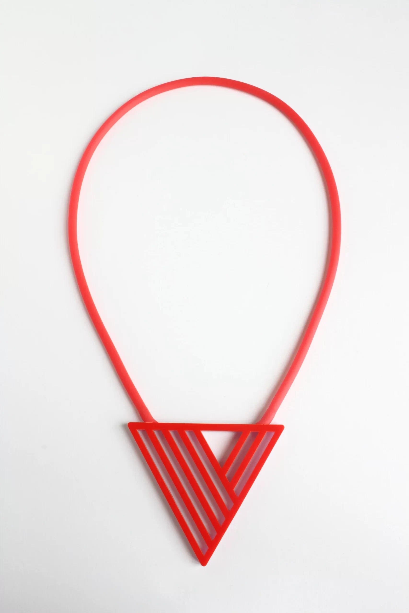 Trijn sieraden - Ketting Bauhaus driehoek (#K24-36) - Rood/Roze Rood/Magenta