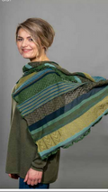 Invero Töne  - Driehoekige Merino omslagdoek Kyra 100% wol  - Grün