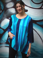 Liz & Joe - Viscose Blouse - verticaal golvende banen - Blauw