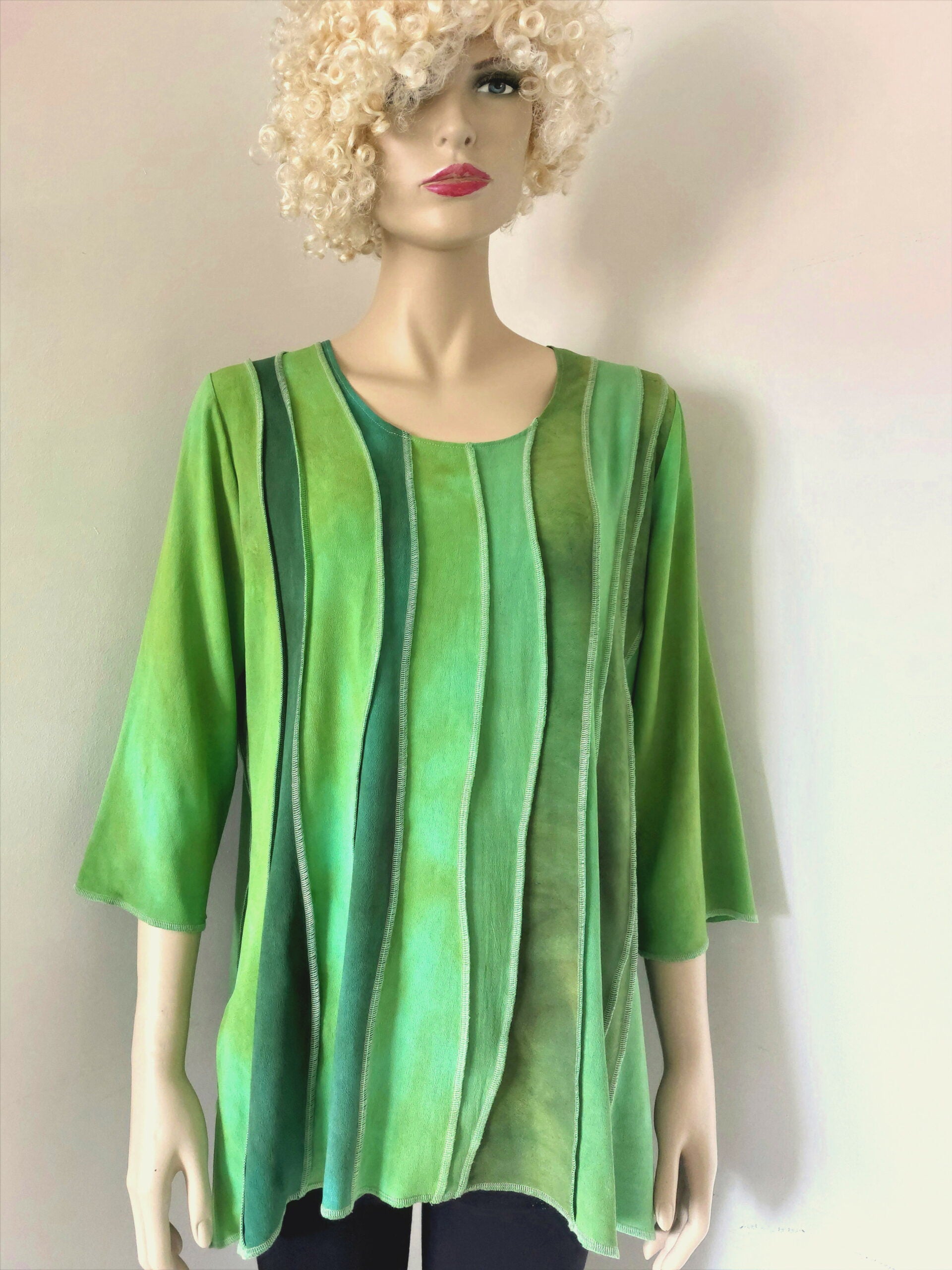 Liz & Joe - Mosgroene viscose blouse, golvende banen