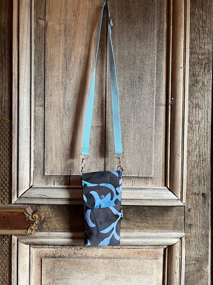 LIEZ -  handmade - Telefoontasje - Blauw