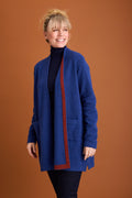 Himalaya Jas Moe in Indigo, gedragen door model
