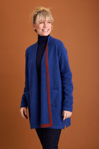 Himalaya Jas Moe in Indigo, gedragen door model