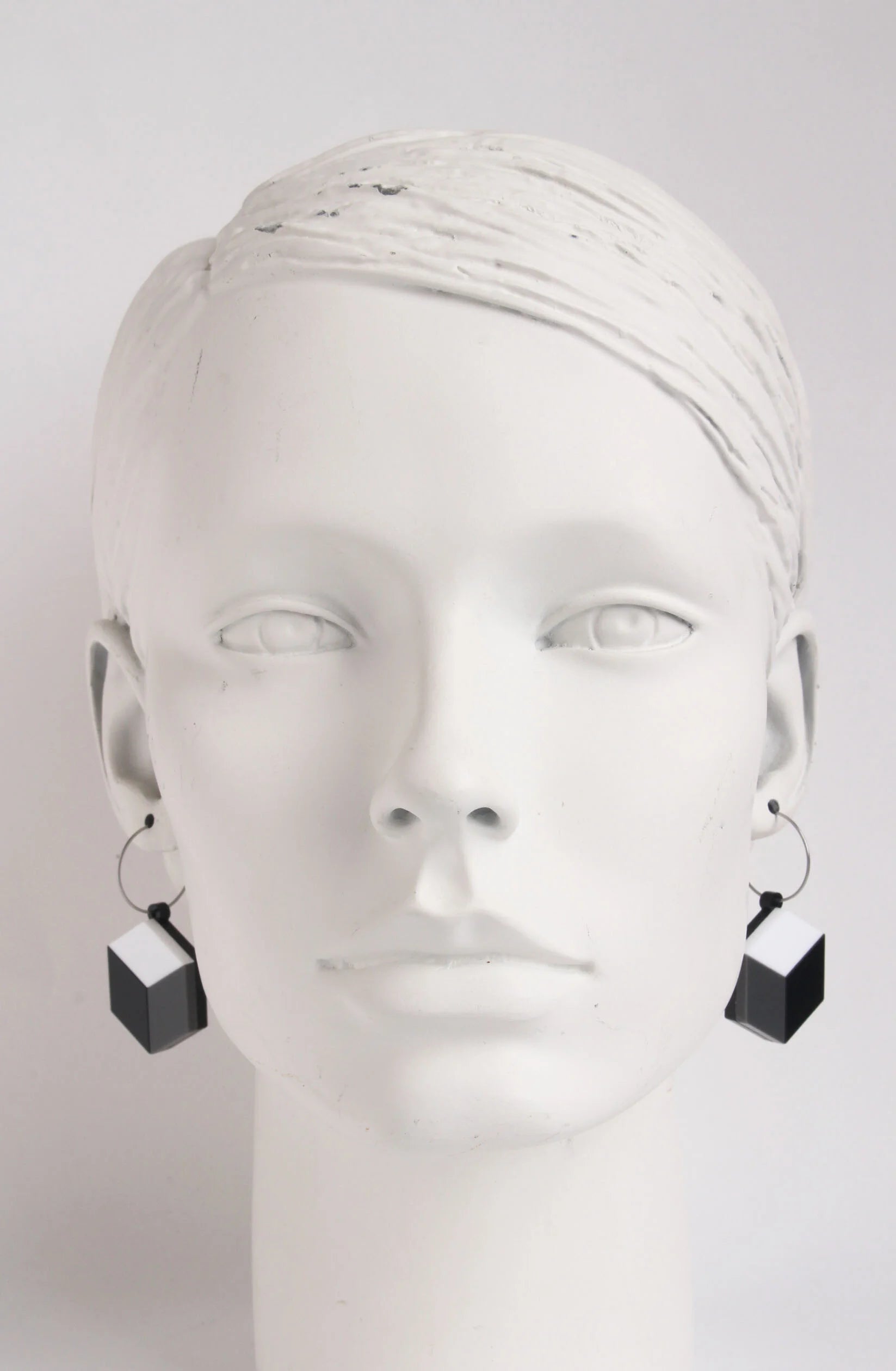 Trijn sieraden - Oorbellen Kubus (#O24-15) - Black white