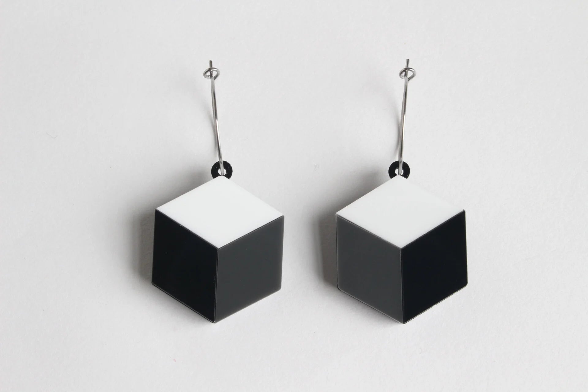 Trijn sieraden - Oorbellen Kubus (#O24-15) - Black white