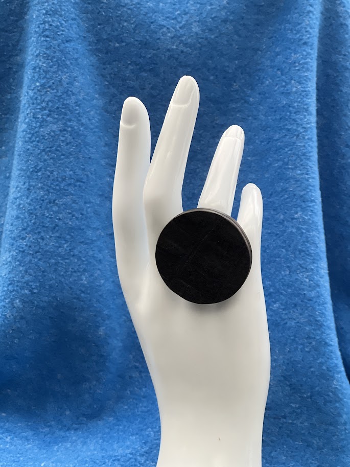 Trijn sieraden - Ring zwart Acrylaat + zwart croco leer (#R B-17) - Zwart