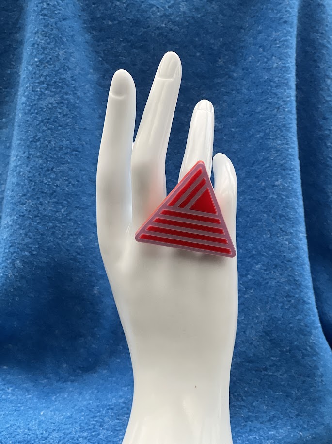 Trijn sieraden - Ring Bauhaus driehoek (#R24-22) - Roze/Rood Rood