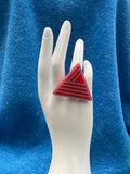 Trijn sieraden - Ring Bauhaus driehoek (#R24-22) - Roze/Rood Rood