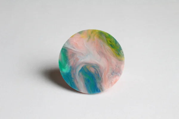 Trijn sieraden - Ring gevlekt acrylaat (#R25-1) - Roze/blauw gevlekt 3 cm