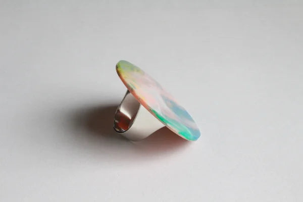 Trijn sieraden - Ring gevlekt acrylaat (#R25-1) - Roze/blauw gevlekt 3,8 cm