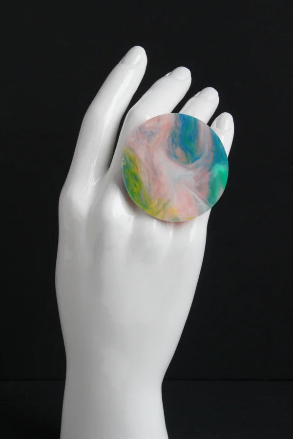 Trijn sieraden - Ring gevlekt acrylaat (#R25-1) - Roze/blauw gevlekt 5 cm
