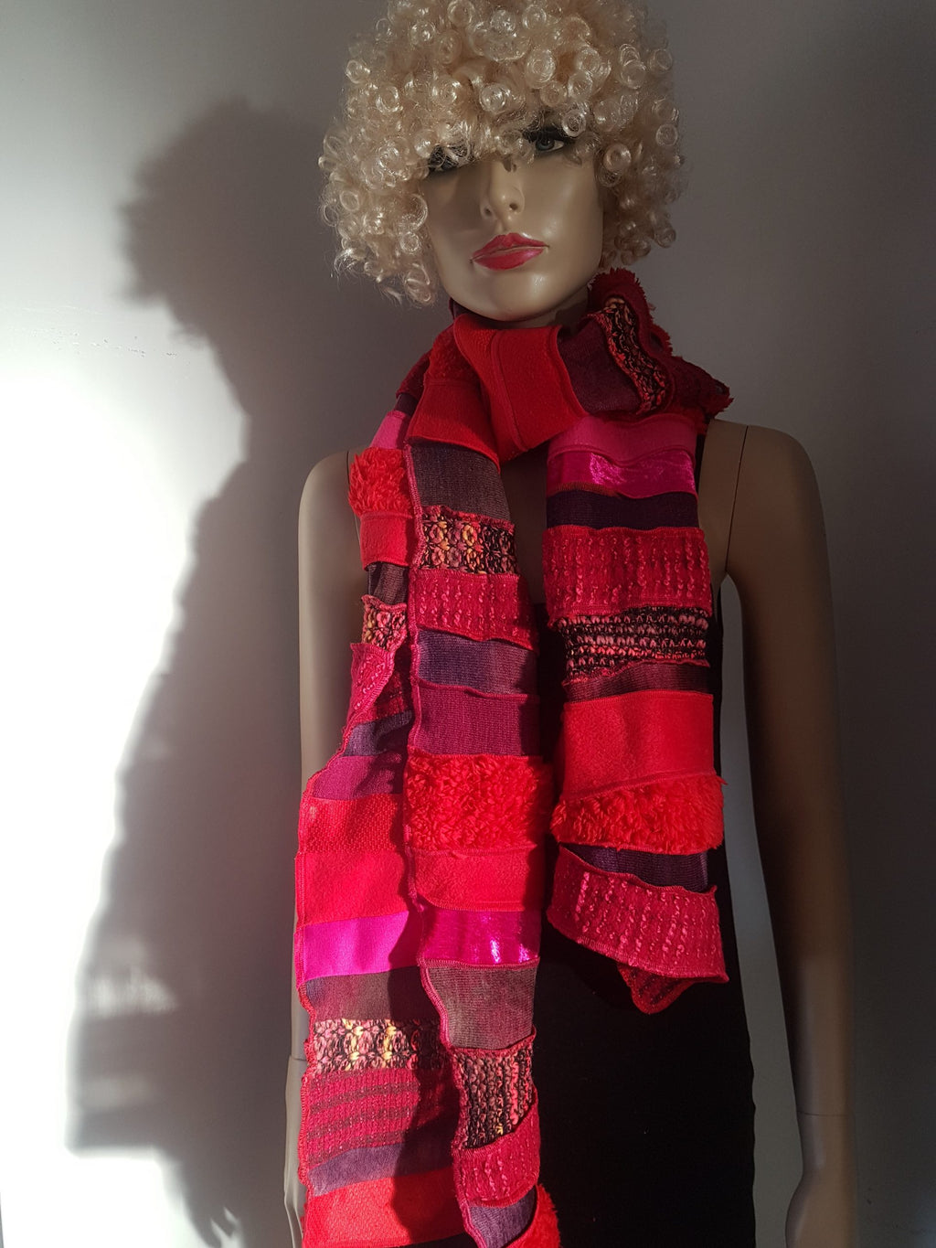 Liz & Joe - Sjaal van gebreide stofjes S 425 M1 - Roze-rood magenta