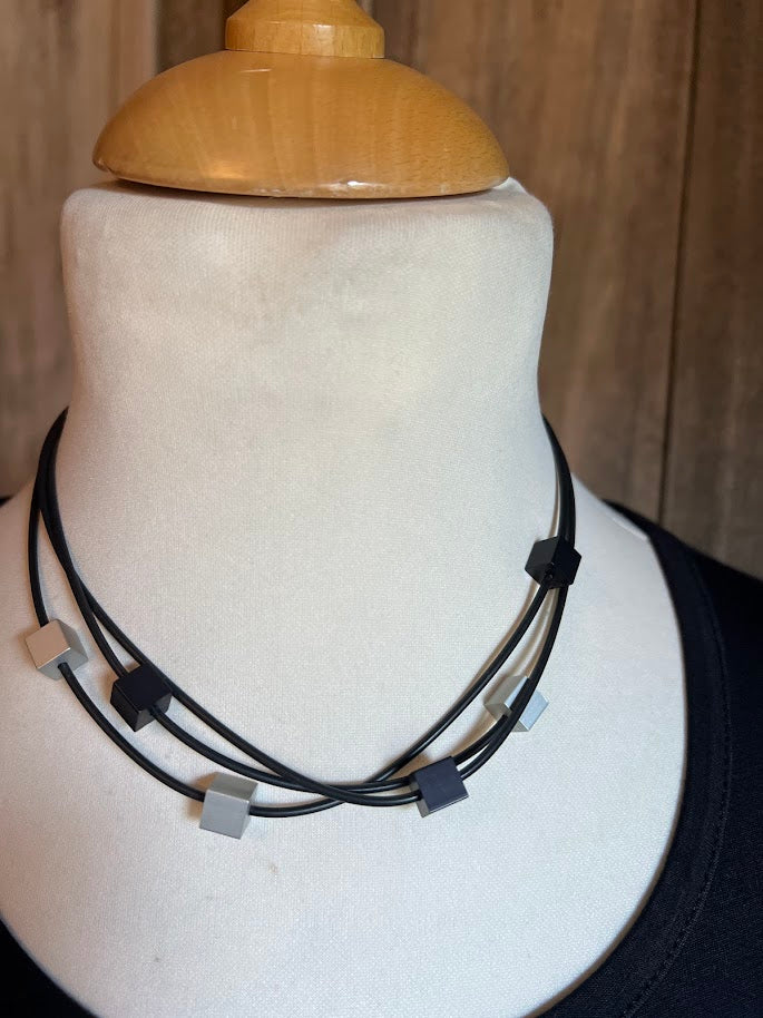 Tjonge Jonge Sieraden - Collier rondjes grijs zwart