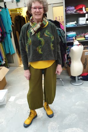 Marja draagt wollen broek van Himalaya