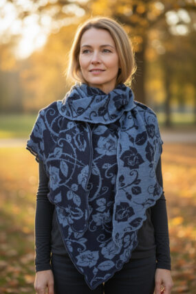 Invero Rosenmuster - Driehoekige Merino omslagdoek Aurora 100% wol -Marine/Jeans