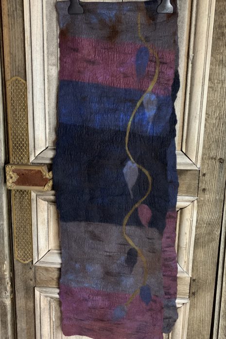 MooiVilt – Gevilte shawl multicolor gestreept met bladmotief