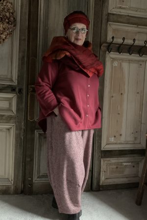 Els draagt warme winterbroek en trui.