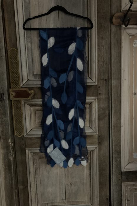 MooiVilt – gevilt sjaal op donkerblauwe zijde