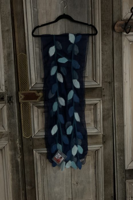 MooiVilt – gevilt sjaal op donkerblauwe zijde
