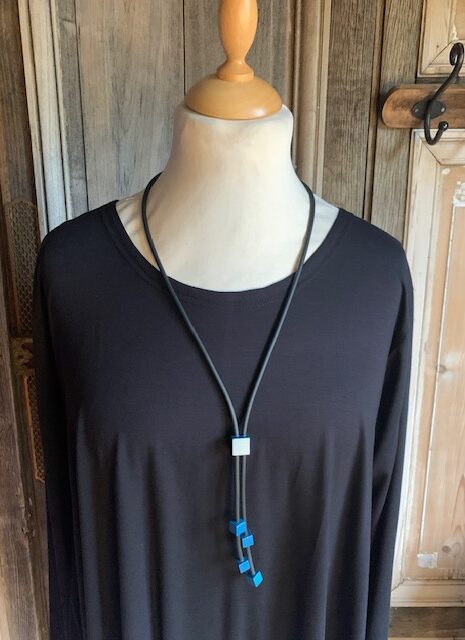 Tjonge Jonge Sieraden – Collier lang blok licht blauw