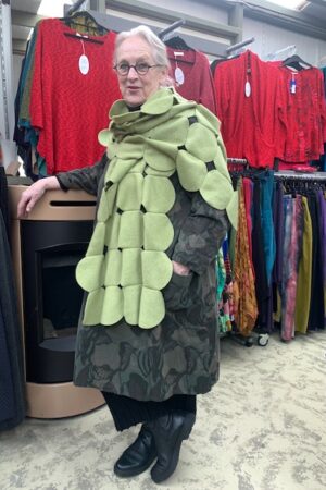 Els draagt poncho van fleece heerlijk warm.