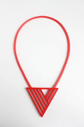 Trijn sieraden - Ketting Bauhaus driehoek (#K24-36) - Rood/Roze