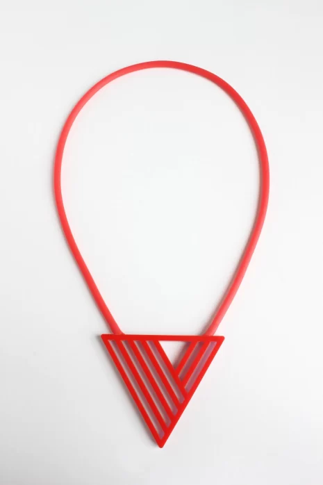 Trijn sieraden – Ketting Bauhaus driehoek (#K24-36) – Rood/Roze